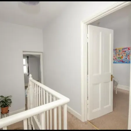 Two Bedroom House With Garden In Victoria Parade Feriehus Bristol