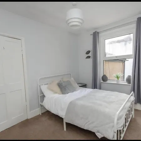 Ferienhaus Two Bedroom House With Garden In Victoria Parade *