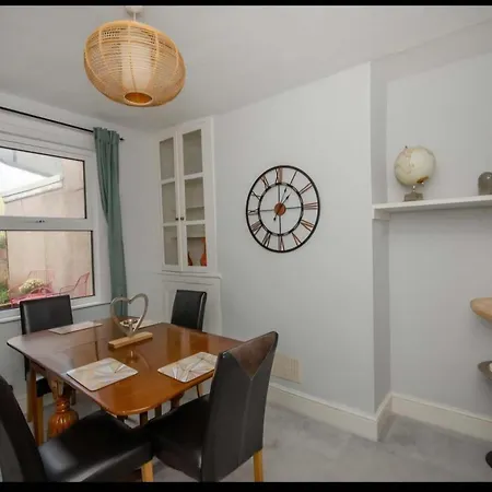 Two Bedroom House With Garden In Victoria Parade Prázdninový dům