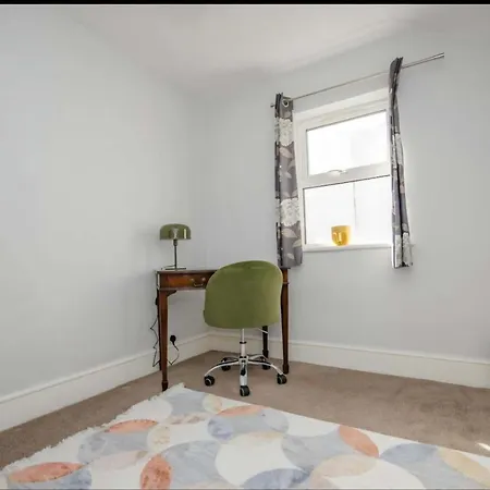 בית נופש Two Bedroom House With Garden In Victoria Parade בריסטול