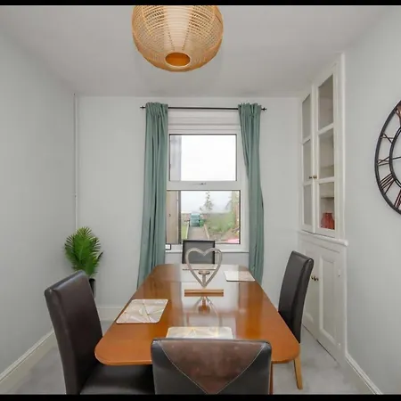 Two Bedroom House With Garden In Victoria Parade Casa de Férias