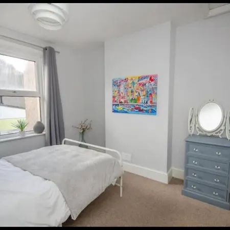 Two Bedroom House With Garden In Victoria Parade בית נופש *