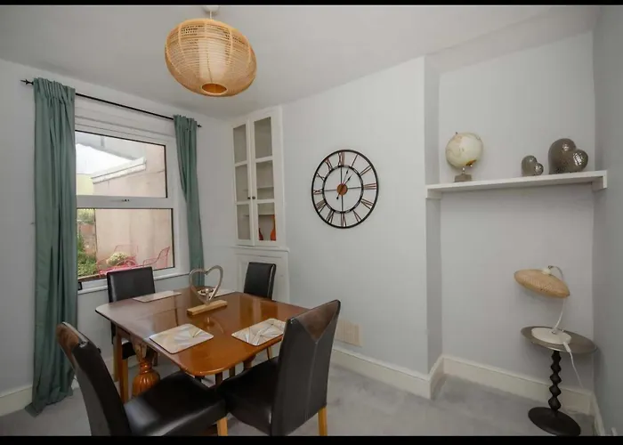 Two Bedroom House With Garden In Victoria Parade Ferienhaus