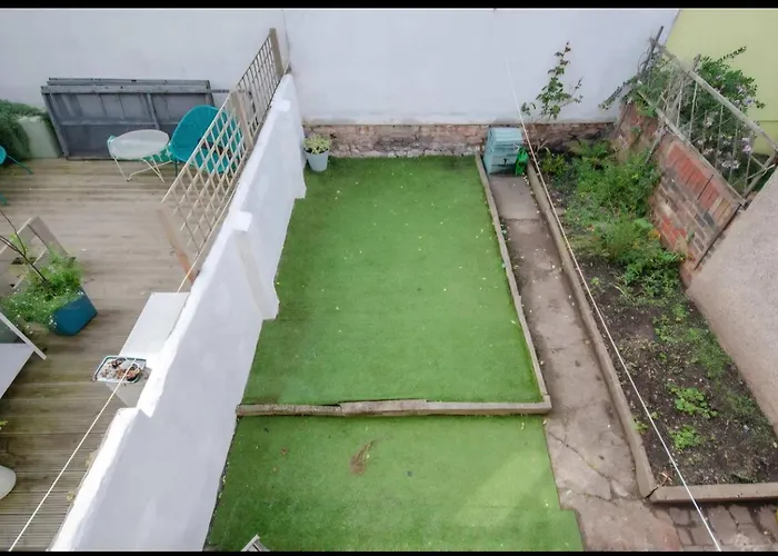 Two Bedroom House With Garden In Victoria Parade *