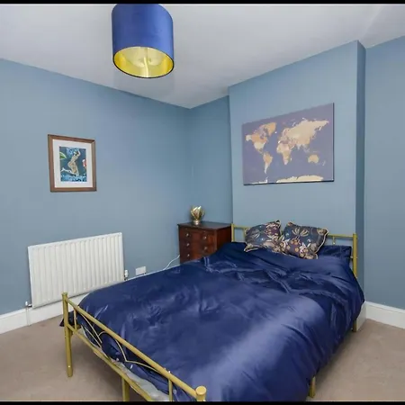 Two Bedroom House With Garden In Victoria Parade Holiday home Bristol