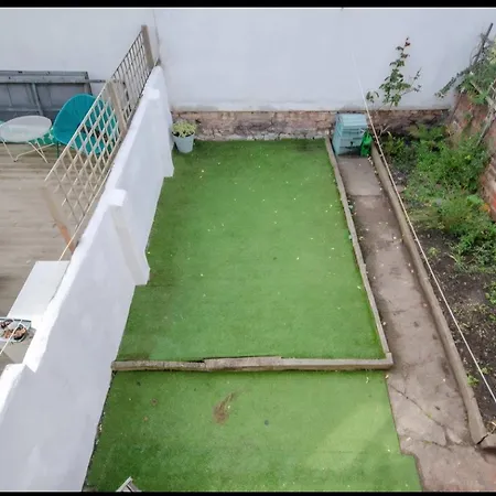 Two Bedroom House With Garden In Victoria Parade *