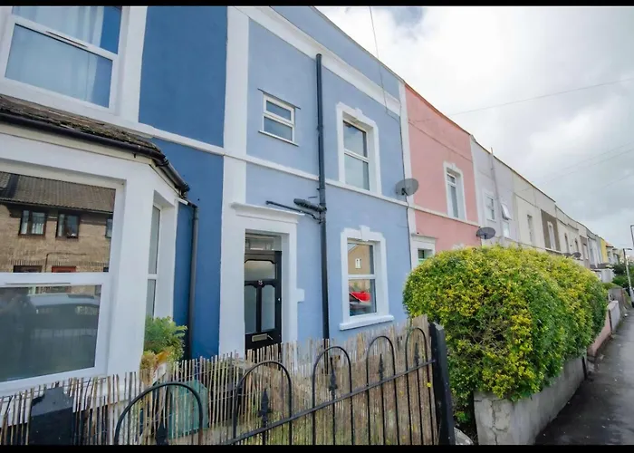 Two Bedroom House With Garden In Victoria Parade